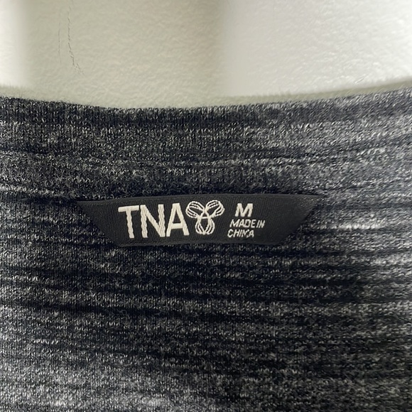 TNA Aritzia 3/4 Sleeve Tee Shirt - Picture 3 of 6